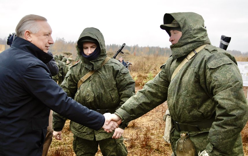 Губернатор пообщался с военнослужащими на плацу, проверил ежедневное меню бойцов и побывал на полигоне, где проходят тренировки. Фото gov.spb.ru