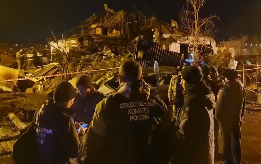 Обломки упавшего самолета Су-30 и разрушенный дом в результате падения. Фото СК РФ