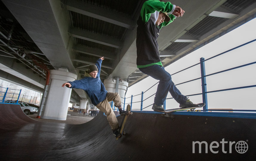 В парке на Васильевском острове есть две площадки для скейтбордистов: из дерева и бетона. Фото Игорь Акимов, "Metro"