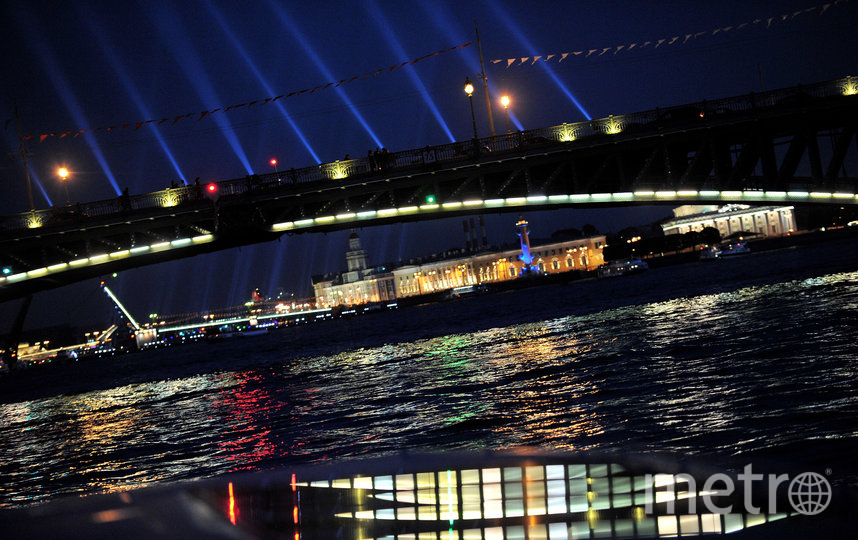 В Петербурге Дворцовый мост подсветят в цвета российского триколора