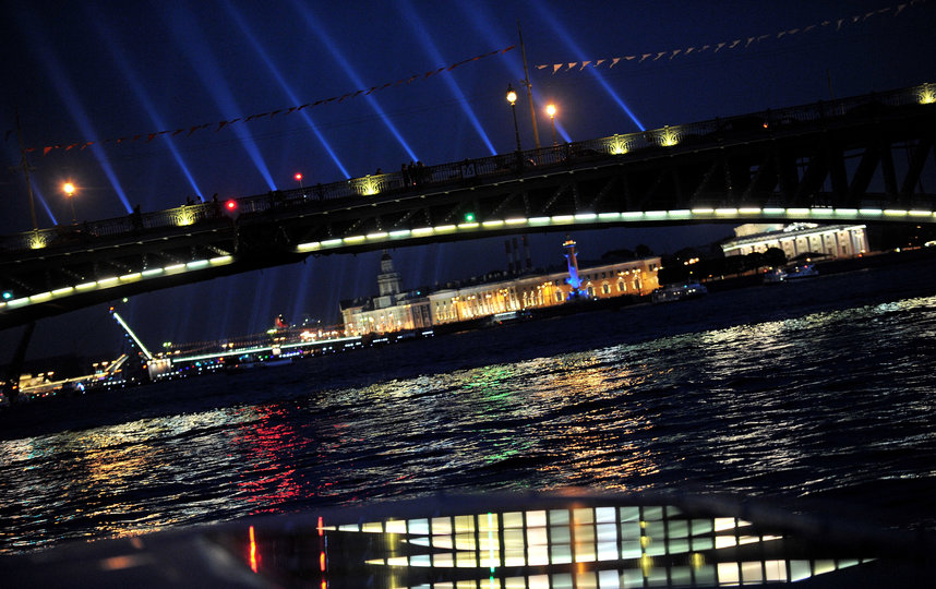 В Петербурге Дворцовый мост подсветят в цвета российского триколора. Фото Getty