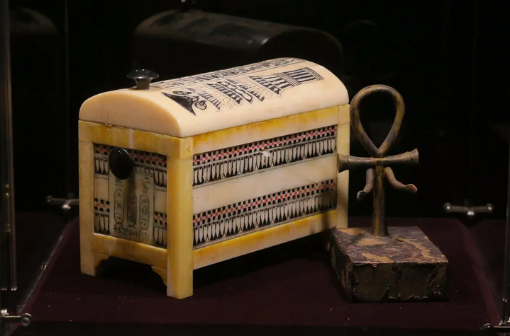 Оригинал этого сундука, как и других предметов из гробницы, хранится в музее Каира. Фото Василий Кузьмичёнок