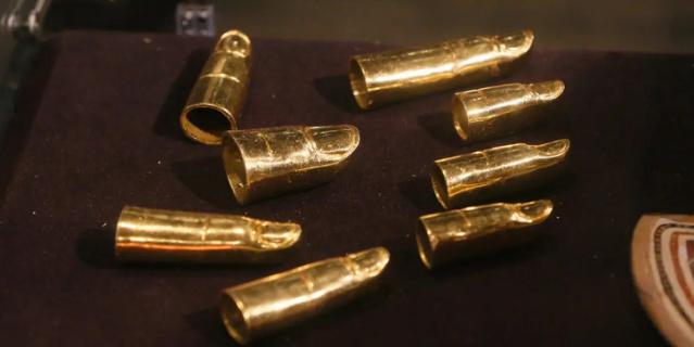 Эти штуки Тутанхамон носил на пальцах рук.