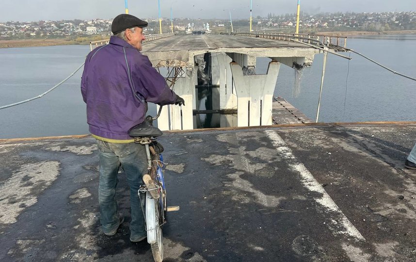 Разрушены два пролета Антоновского моста через Днепр. Фото t.me/sashakots