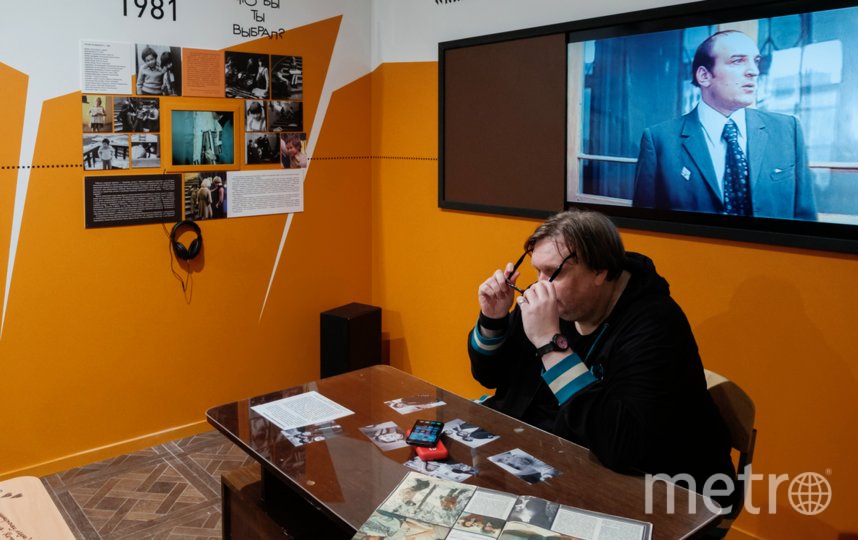 Оранжевый зал выставки стилизовали под учебный класс для любителей хорошего кино. Фото Алена Бобрович, "Metro"