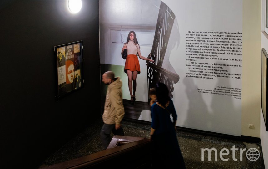 На лестнице посетителей встречает героиня фильма "Не болит голова у дятла". Фото Алена Бобрович, "Metro"