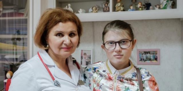 Заведующая отделением патологии новорожденных № 9 Наталия Котина с 17-летней Ирой.