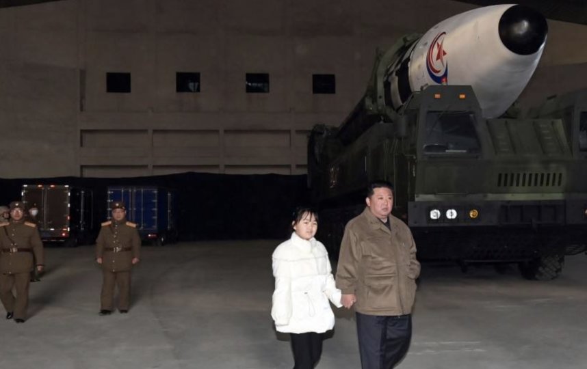 Ким Чен Ын показал миру свою дочь - Ким Джу Э. Фото KCNA