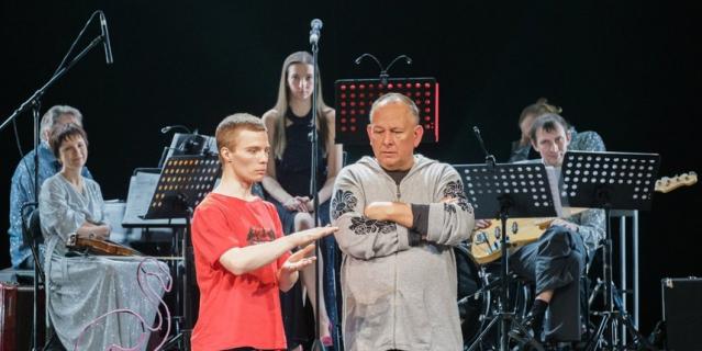 Режиссер Игорь Коняев и актер Иван Чигаев во время репетиции.