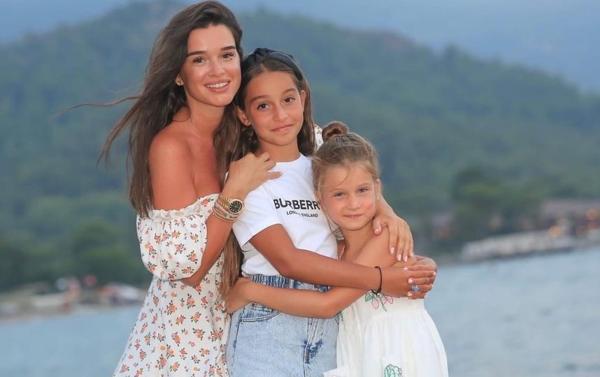 Ксения Бородина с дочерьми Марусей и Теоной. Фото Соцсети.