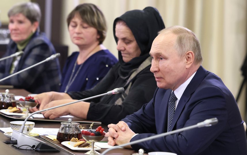 Путин заверил, что он сам и все руководство РФ разделяют боль потерявших сыновей матерей. Фото kremlin.ru