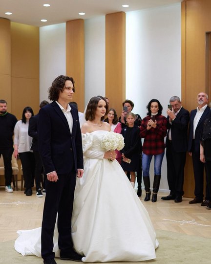 Сама певица Слава присутствовала на бракосочетании дочери в джинсах и клетчатой рубашке. Фото Соцсети.
