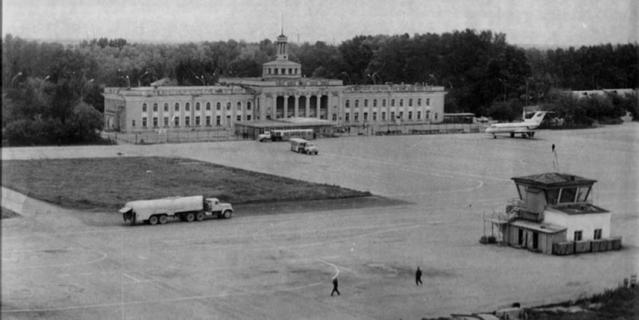 Лётное поле аэропорта Северный, откуда взлетел Серков, прежде чем протаранить жилой дом. 1976 год.