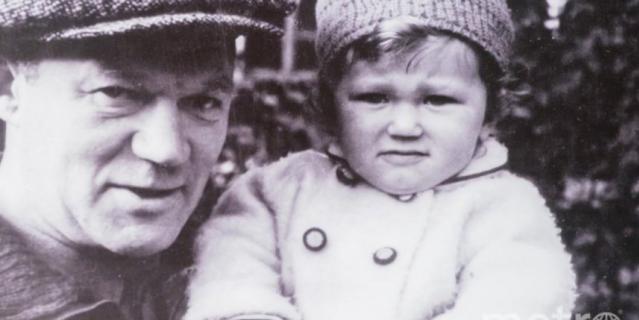 1960-е годы. Всеволод Бобров с сыном Мишей. Фото предоставлено выставочным залом "Арт-Курорт", "Metro".