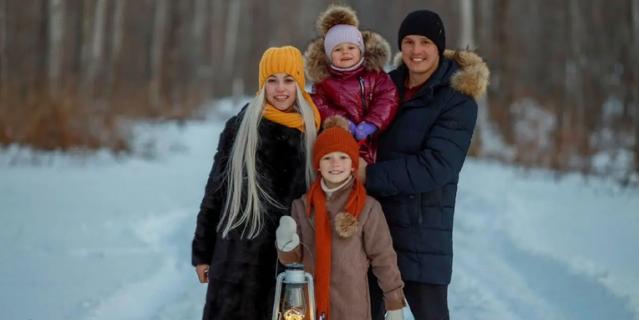 Счастливая семья: Татьяна Кирьянова, сын Евгений, дочка Катя и муж Михаил. Охонько Алина Витальевна.