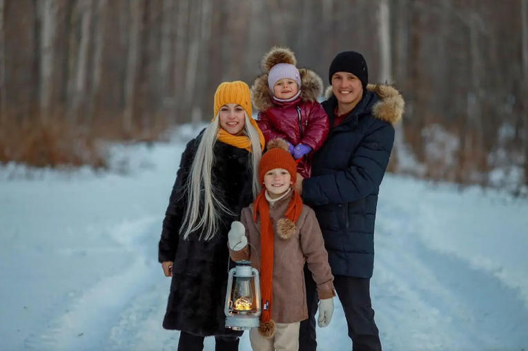 Счастливая семья: Татьяна Кирьянова, сын Евгений, дочка Катя и муж Михаил. Охонько Алина Витальевна. 
