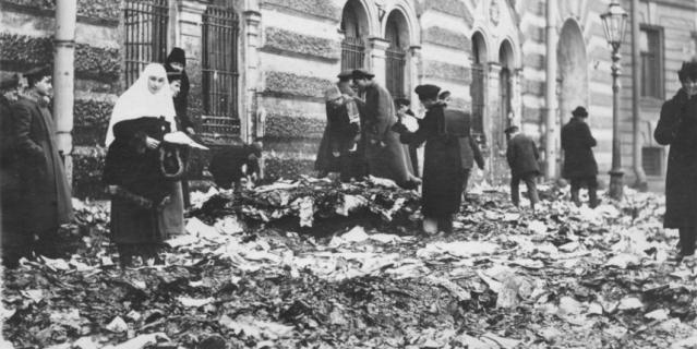 События февраля 1917 года привели к гибели крупных документальных комплексов. На фото – полицейский архив (Екатерининский канал, 103) после разгрома, 1917 год.
