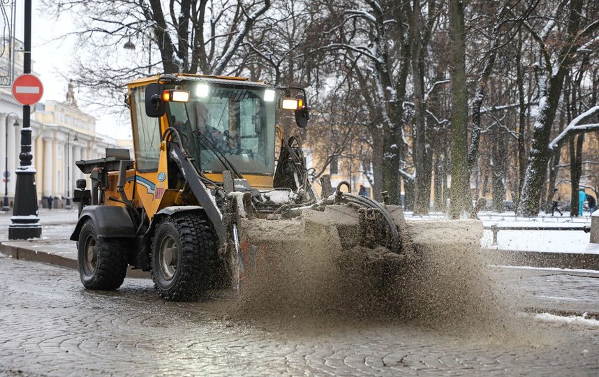 В Петербурге 863 единицы дорожной техники вышли на уборку снега. Фото gov.spb.ru