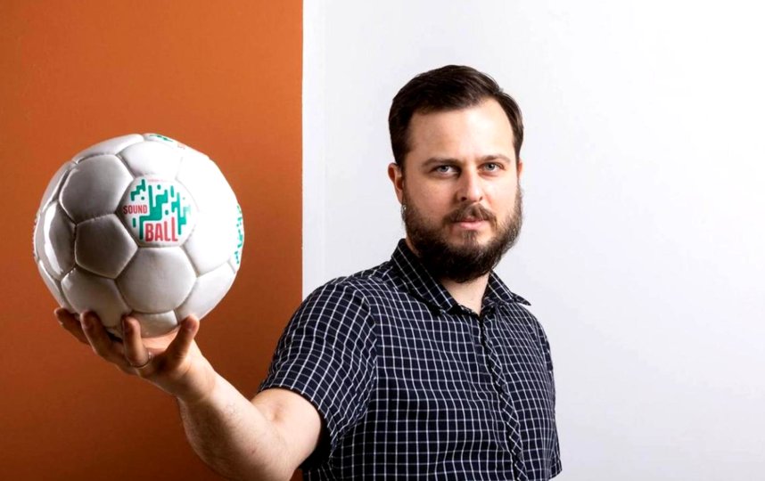 Главный конструктор Александр Попов с новым мячом / Фото предоставлено лабораторией «Сенсор-Тех». 