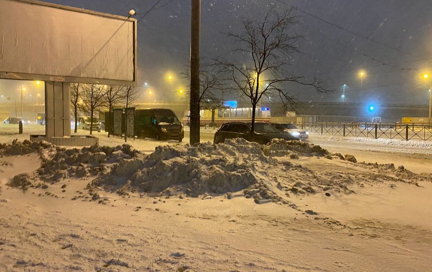 В Петербурге объявили желтый уровень погодной опасности из-за снегопада и сильного ветра. Фото t.me/nedimonspbinf