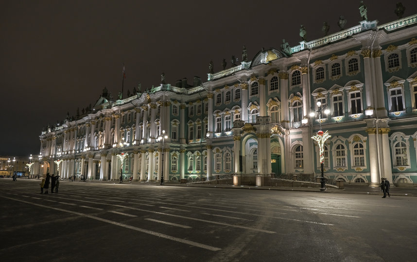В Петербурге на Дворцовой площади обновили систему освещения. Фото gov.spb.ru