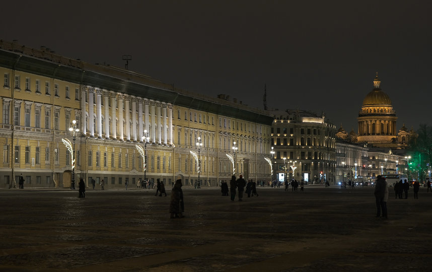 В Петербурге на Дворцовой площади обновили систему освещения. Фото gov.spb.ru