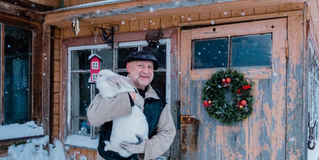 В деревне Коростовицы отыскать дом пастора легко, особенно в декабре. В отличие от большинства соседей, он ещё в начале зимы украшает свой двор к Рождеству. На двери дома уже висит красивый венок, рядом – праздничный фонарик.
