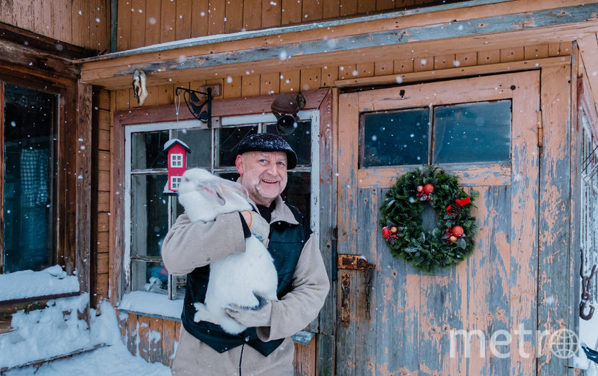 В деревне Коростовицы отыскать дом пастора легко, особенно в декабре. В отличие от большинства соседей, он ещё в начале зимы украшает свой двор к Рождеству. На двери дома уже висит красивый венок, рядом – праздничный фонарик. Фото Алена Бобрович, "Metro"