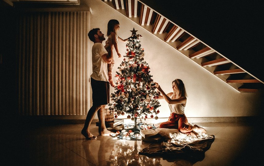 В психологии нет чёткого правила, указывающего на то, кому и в какое время украшать дом к празднику. Фото Pexels.