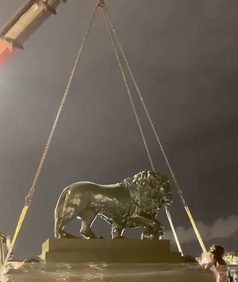 Легендарных львов вернули на Дворцовую пристань. Фото скриншот видео Государственного музея городской скульптуры.