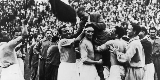 Итальянцы несут своего тренера Поццо после финала с Чехословакией.