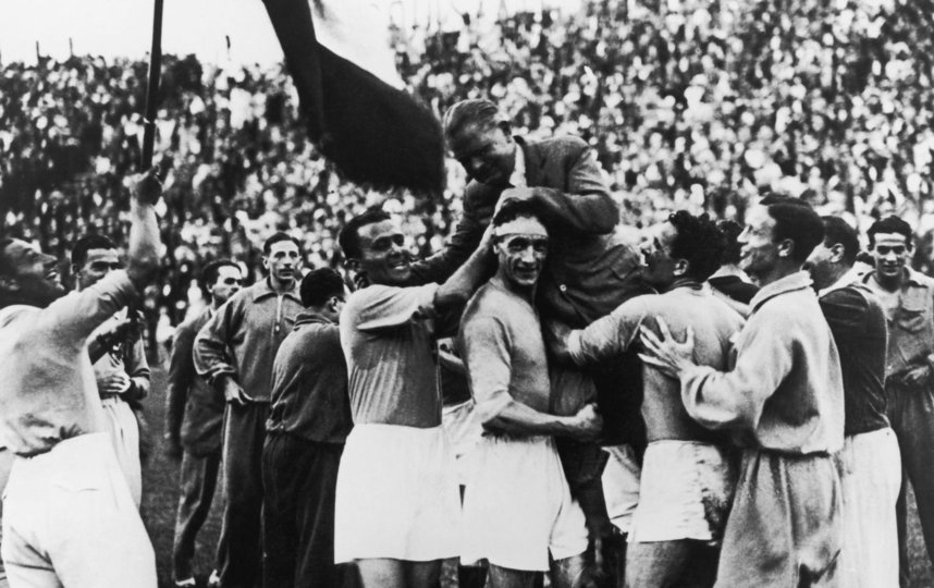 Итальянцы несут своего тренера Поццо после финала с Чехословакией. Фото Getty