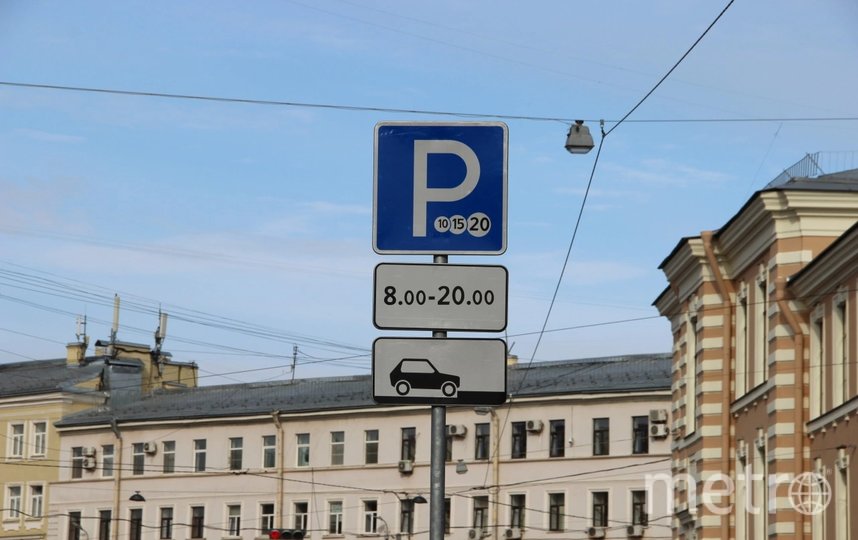 Жители центра Петербурга смогут бесплатно парковаться у школ, садов и больниц