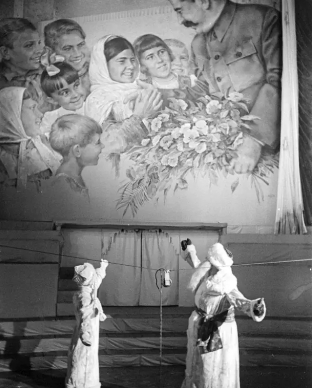 На новогодней ёлке в Доме Союзов (1942). Фото Российский государственный архив кинофотодокументов.
