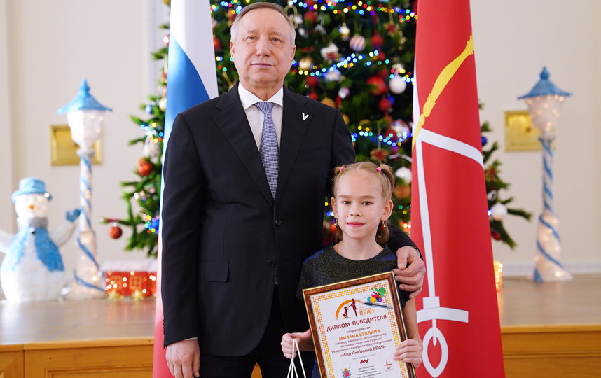 Награждение победителей конкурса детского рисунка. Фото gov.spb.ru