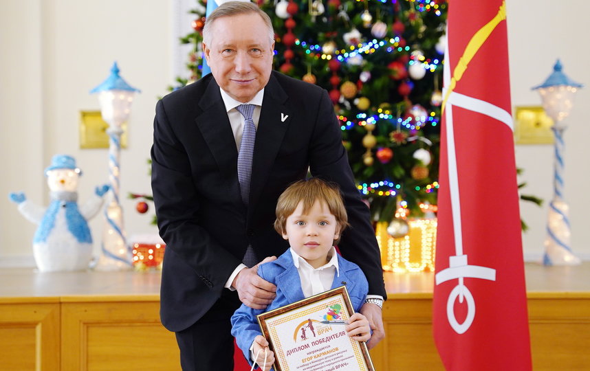 Награждение победителей конкурса детского рисунка. Фото gov.spb.ru