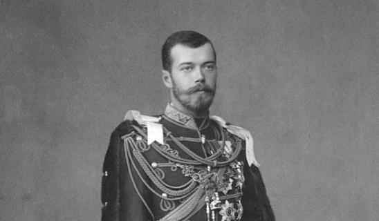 Николай II в парадной военной форме.