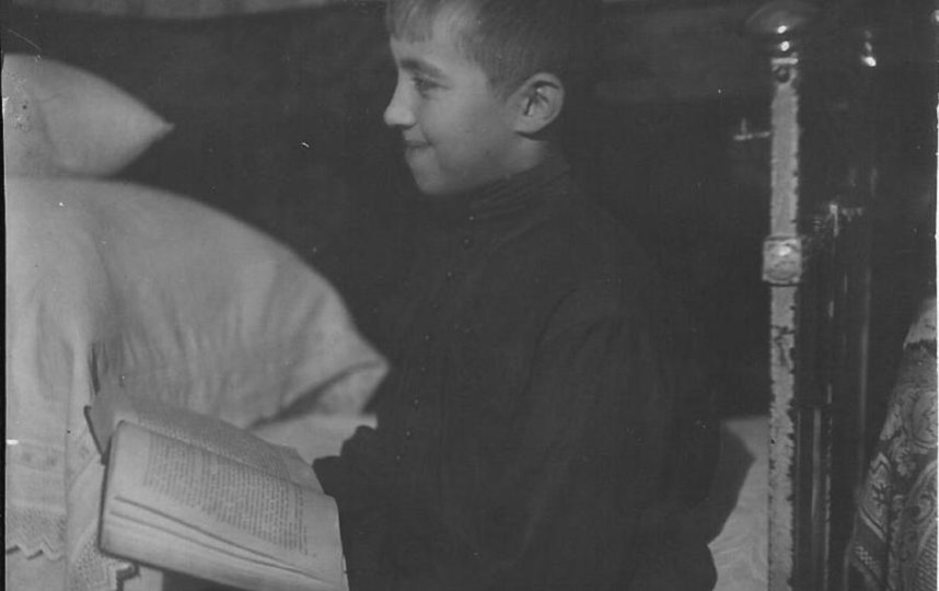 Володя - за книгой. Фото из личного архива Елены Бекетовой