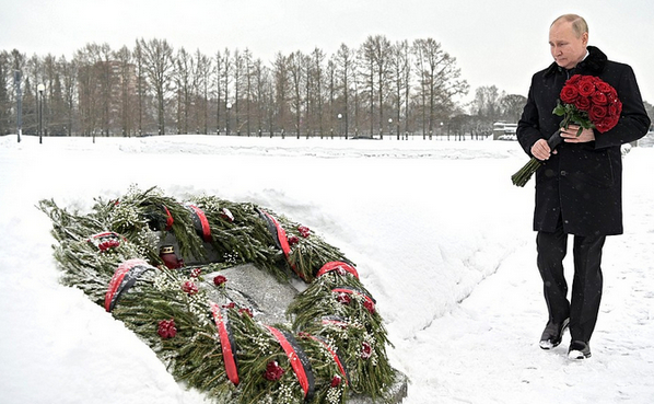 Владимир Путин на Пискаревском кладбище в 2022 году. Фото kremlin.ru