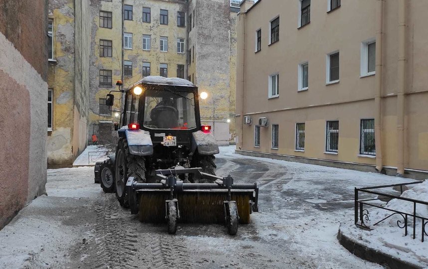 В Петербурге стартовал второй этап перехода на новую систему уборки дворов. Фото gov.spb.ru