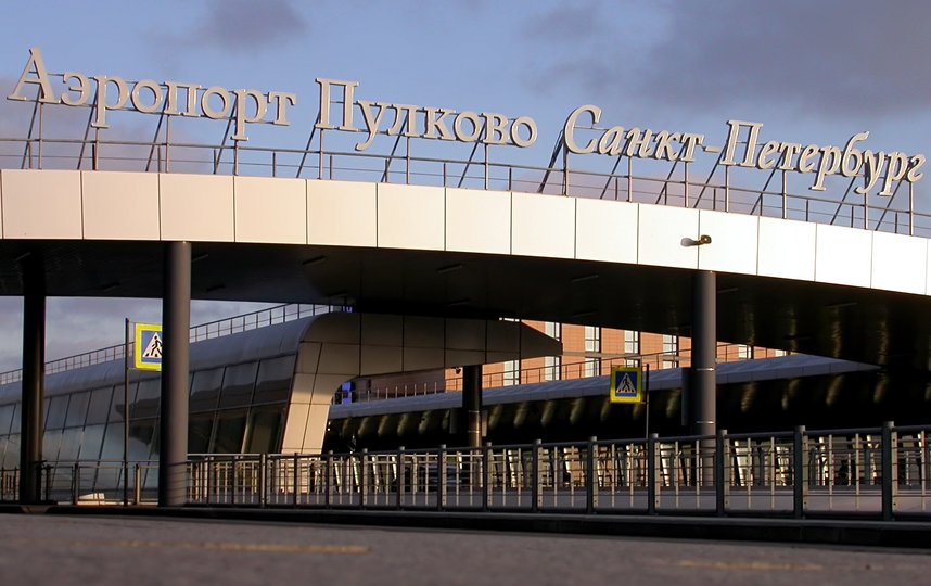 Более десяти самолетов ушли на запасные аэродромы из Пулково в связи с непогодой. Фото vk.com/pulkovo_led