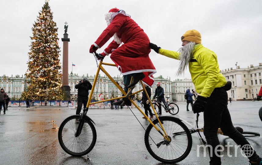 В Петербурге прошел велопарад с участием Дедов Морозов и Снегурочек. Фото Алена Бобрович, "Metro"