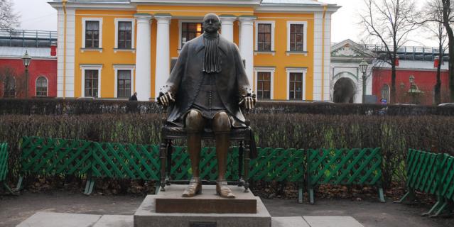 Скульптура Петра I в Петропавловской крепости.