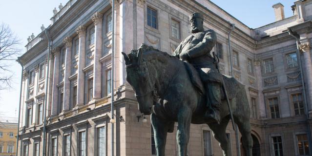 Памятник российскому императору Александру III.
