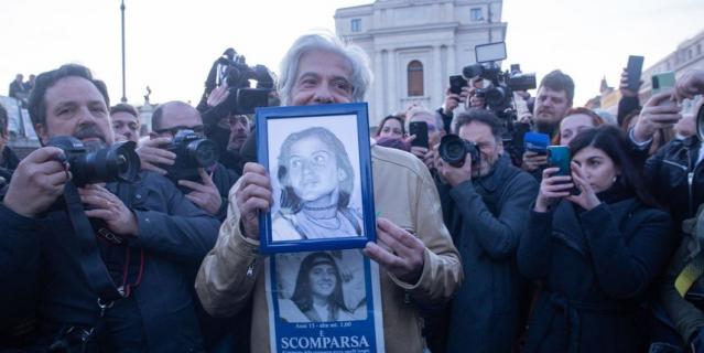 Старший брат Эмануэлы Пьетро на площади Святого Петра в Ватикане. Он держит фотографию сестры – и продолжает бороться за то, чтобы мир узнал правду о том, что с ней произошло.