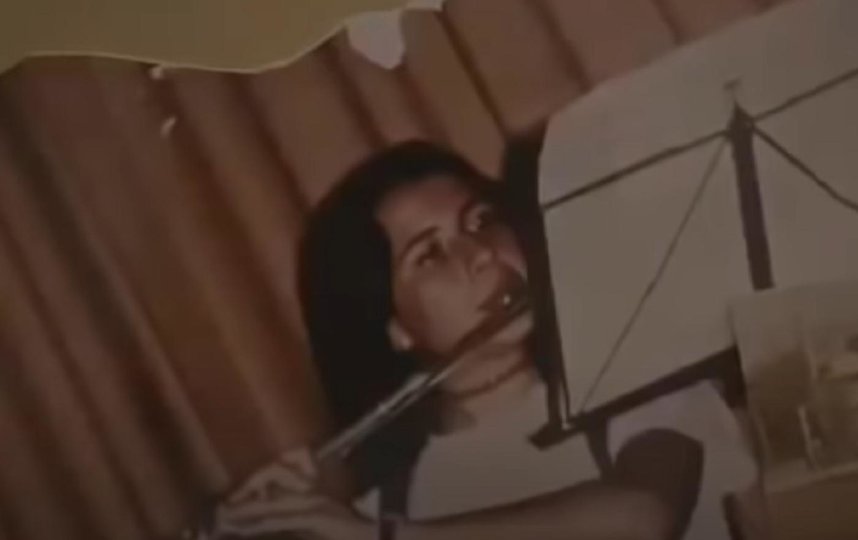 Эмануэла за игрой на флейте. Фото Скриншот YouTube