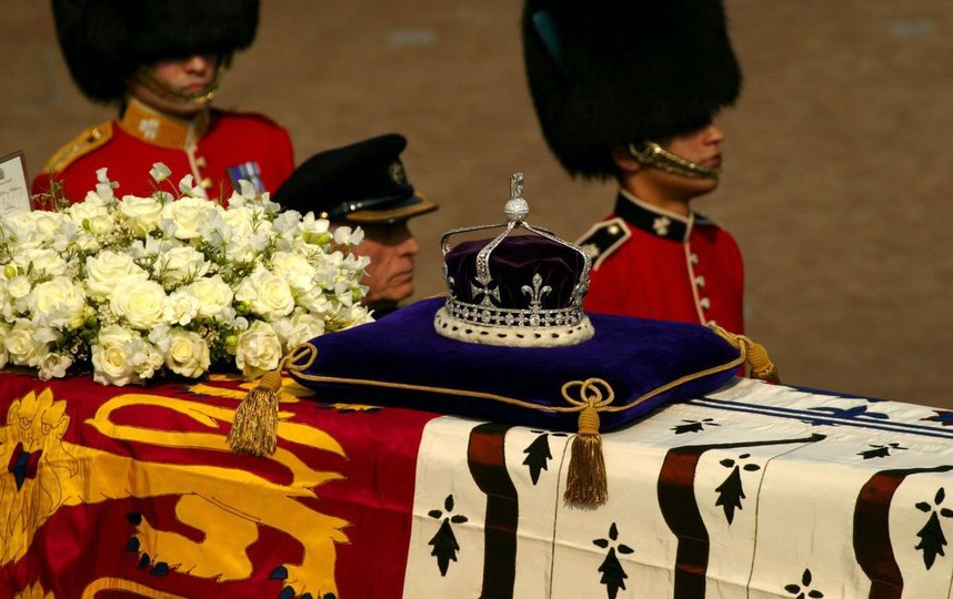 Та самая корона с бриллиантом "Кохинур" на церемониальной процессии прощания с королевой-матерью Елизаветой 5 апреля 2002 года. Фото Getty