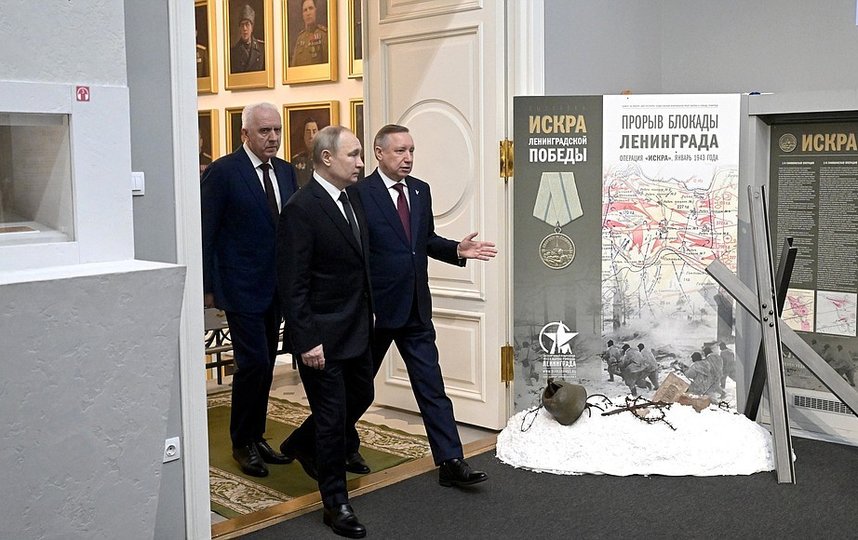 Путин осмотрел экспозицию музея обороны и блокады Ленинграда. Фото kremlin.ru