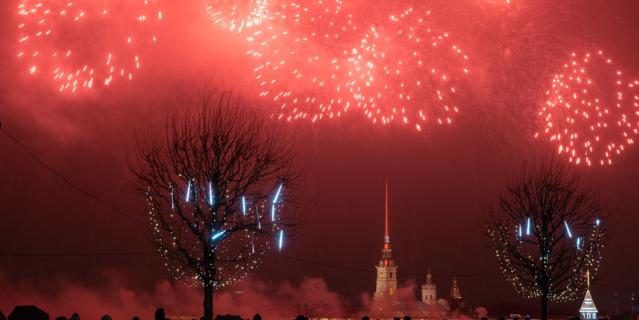 В честь 80-летия со Дня прорыва блокады в Петербурге прогремел праздничный салют.