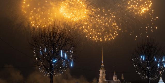 В честь 80-летия со Дня прорыва блокады в Петербурге прогремел праздничный салют.
